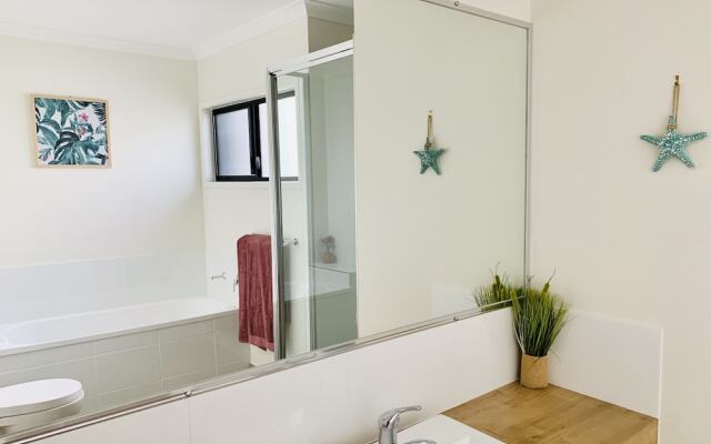 DAYDREAM Spcaious & Comfortable with Water Views