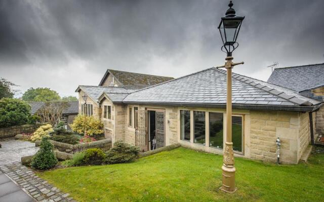 The Saddleworth Hotel