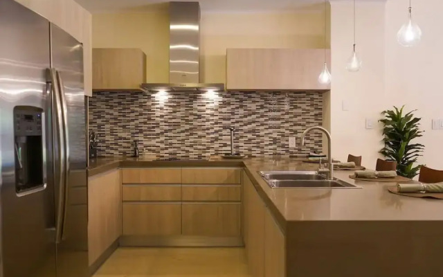 3BR Ground Level Eagle Beach Condo Pool GYM