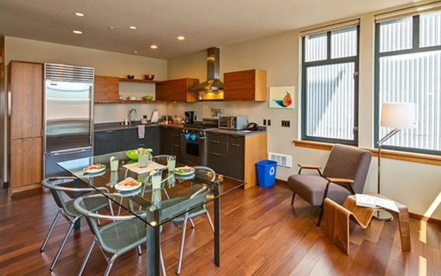 Island Inn at 123 West