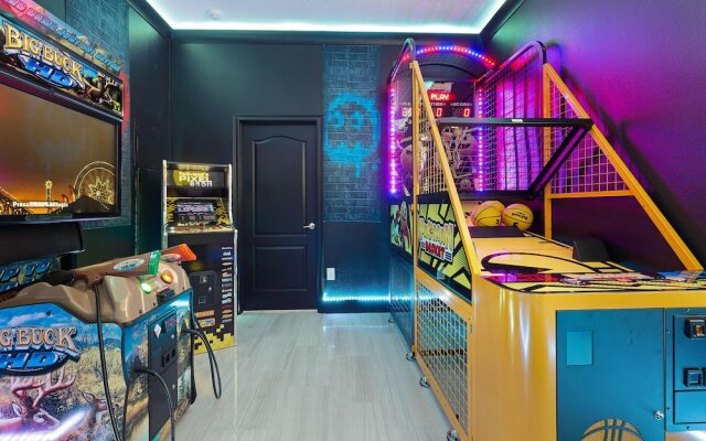 St010v: 10 Bed, Spiderman, Fashionista