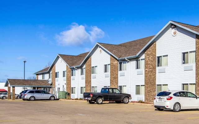 Econo Lodge & Suites