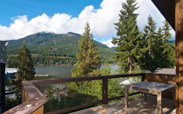 Lakefront Chalet with private dock