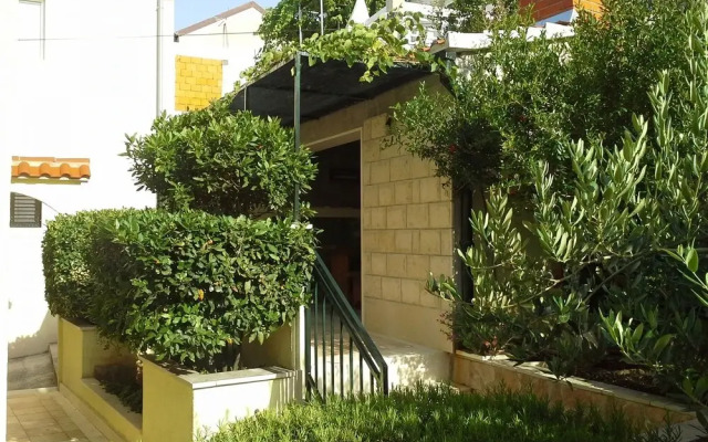 Josi - With Beautiful Garden - A1 Plavi