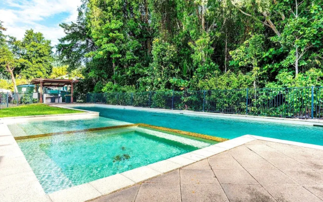 Blue Lagoon Villa B in Trinity Beach
