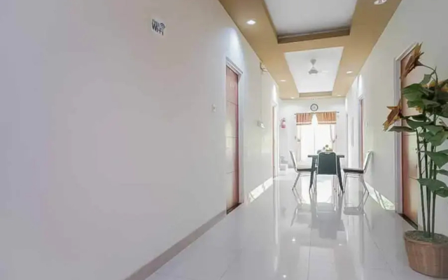 Reddoorz Plus near Palembang Airport 3 - Hotel in Palembang - Photo 4