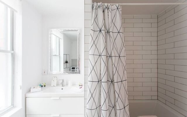 Beautiful and Cozy Steps From Mount-royal