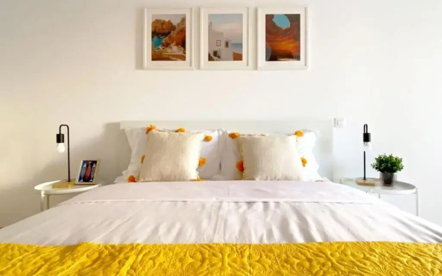 Albufeira Central Apartment, 10 mins walk to beach