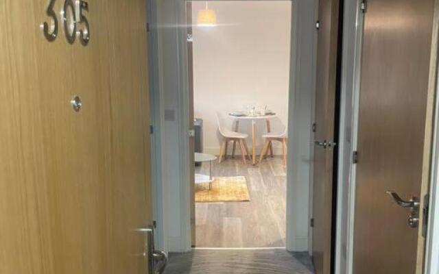 #305 1 Bedroom Serviced apartment -free parking