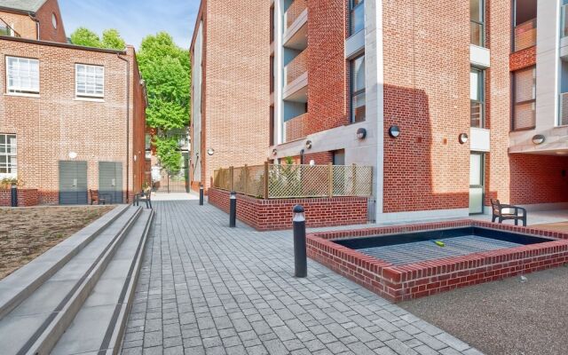 2 Bedroom Maida Vale Apartment With Patio