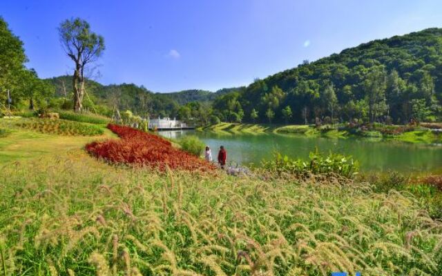 Yaming Lake Holiday Resort