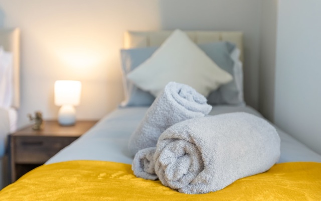 House - Sleeps 6 - On Street Parking