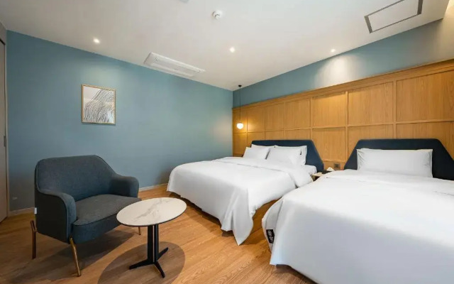 Brown-dot Hotel Signature