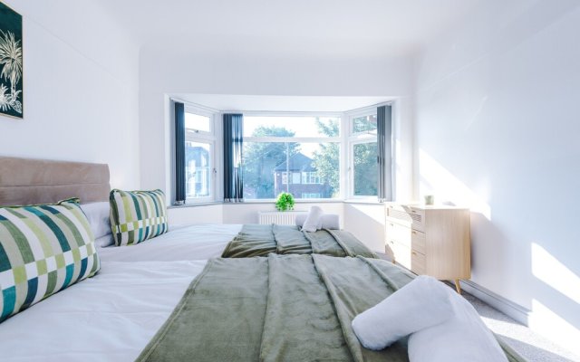 Premium 3 bed Detached House - off Road Parking - Bromborough