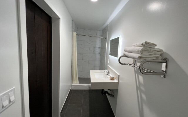 ERTH INN – Bell Gardens, California