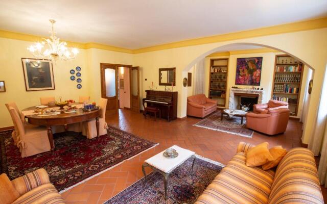 Villa grande con stanze, bagni e giardino