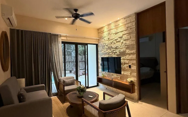 Great 3 Bedroom Apartment and Private Pool!