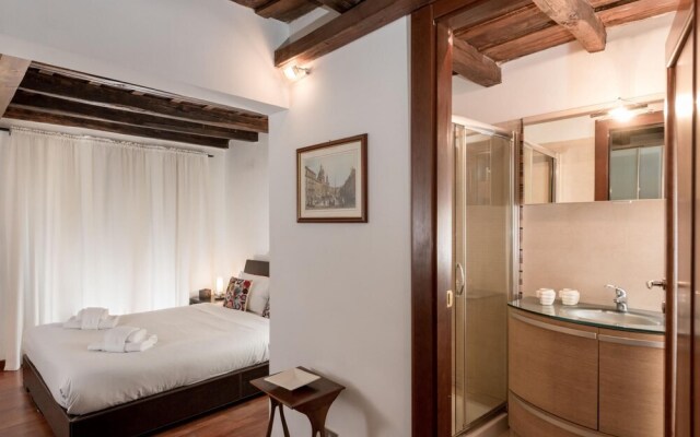 Elena in Roma with 1 bedrooms and 1 bathrooms