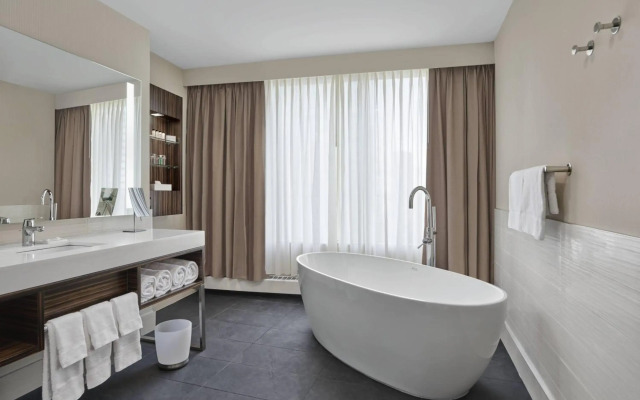 Delta Hotels by Marriott Edmonton Centre Suites