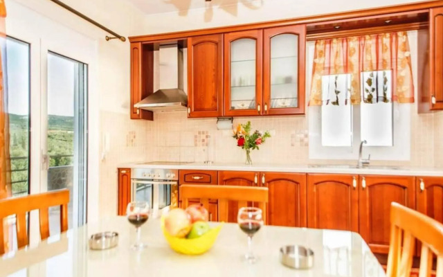 Seaview flat in an olive grove by the beach