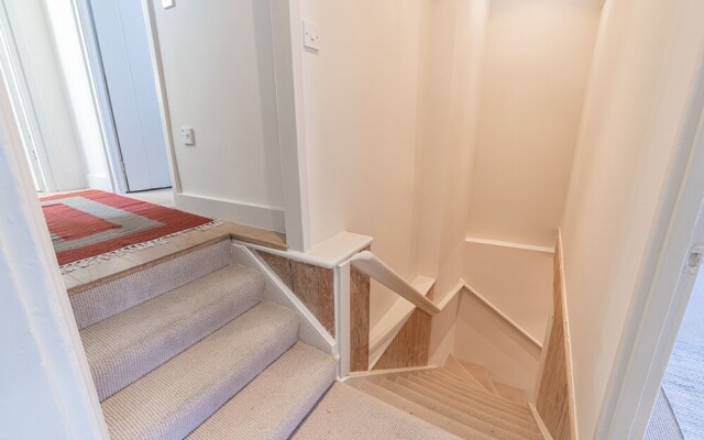 JOIVY Elegant 2-Bed Mews Flat Near Buckingham Palace