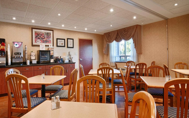 Best Western Plus Burlington Inn & Suites