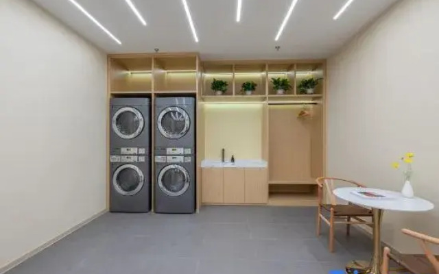 Pinghu Quanshu Smart Hotel