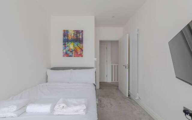 Spacious 4BD Townhouse - Near Stratford City!