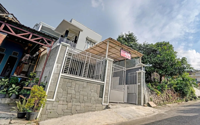 OYO Life 90472 Villa Dua Dua