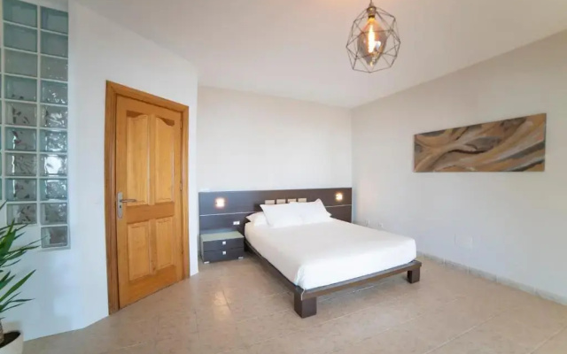 6 Bedroom Luxury Villa 300m from the water front