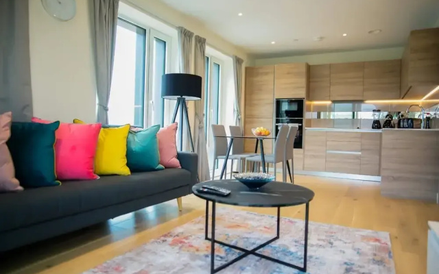 Thames View 2 Bed Apartment With Balcony