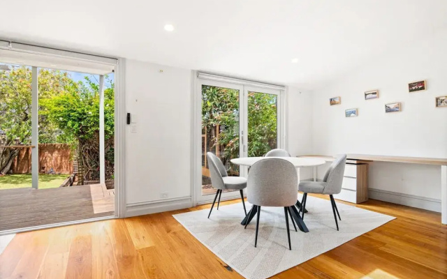 Light-filled House Close to Cafes and Parks