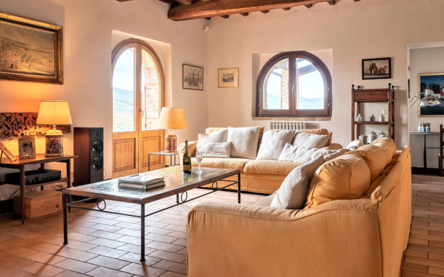 Beautiful Villa in San Giovanni del Pantano With Pool