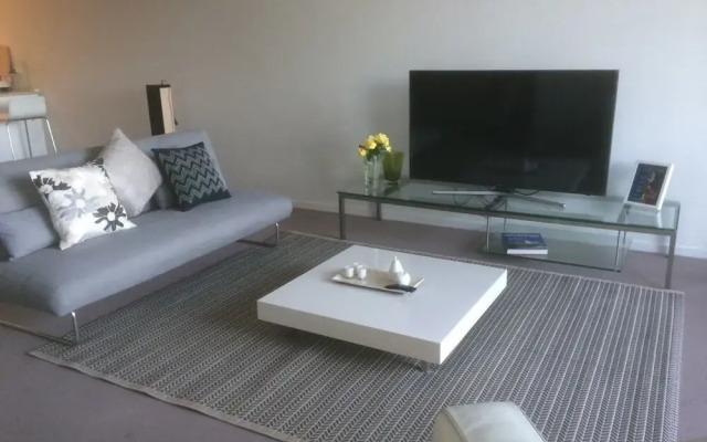Marina View Apartment on the Maribyrnong River, Melbourne