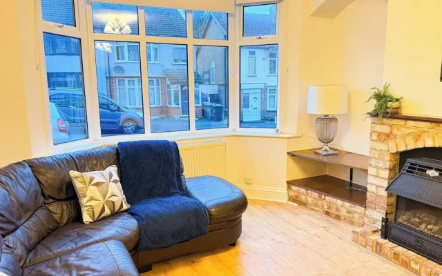 Charming Luton Home for Families & Business Stays