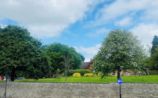 2 Bed Town Centre Free Park Wi-Fi Garden