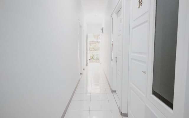 RedDoorz Syariah near Siloam  Hospital Kebon Jeruk