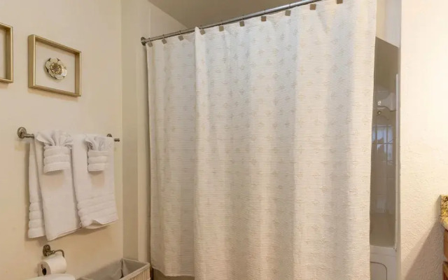 Amazing Family Townhouse Minutes From the Parks