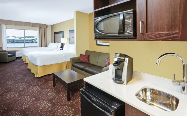 Holiday Inn Express & Suites Sandusky by IHG