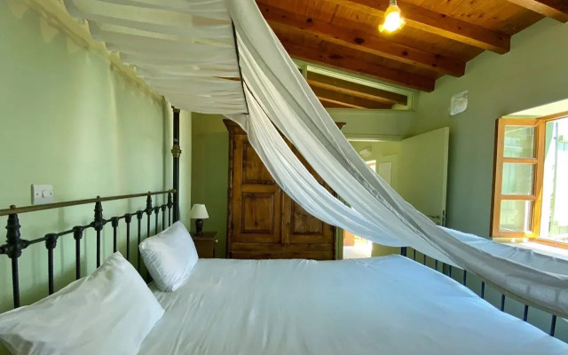 Eveleos Country House