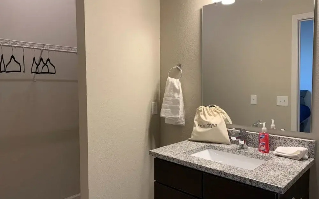 4 Bedroom Cozy House near City Attractions