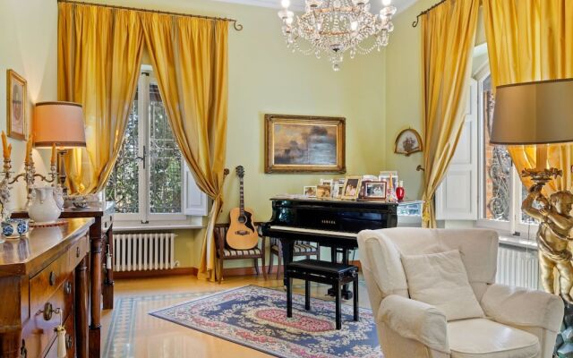 Plush Holiday Home in Macerata with Jacuzzi