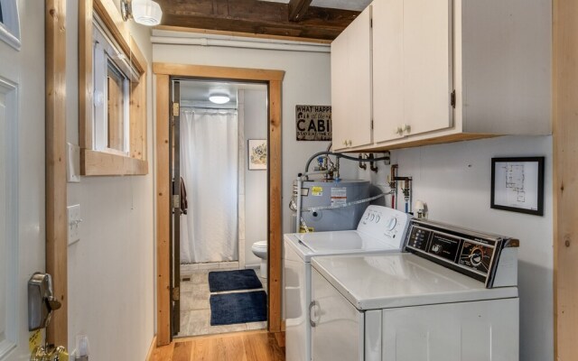 Rivers Edge 2 Bedroom Home by NW Comfy Cabins by RedAwning