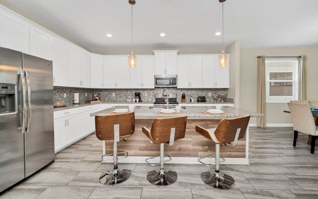 Gorgeous, Modern Home W/private Pool!