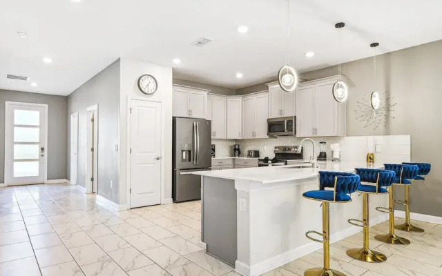 Storey Lake 9BR Wonderland Home 2852