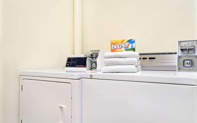 River Hill Inn & Suites