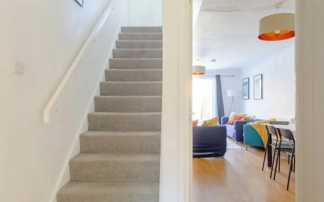 Lovely 4 Bed House w Garden, 1 Stop to Waterloo