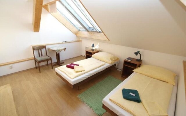 Church Pension Praha - Husuv Dum