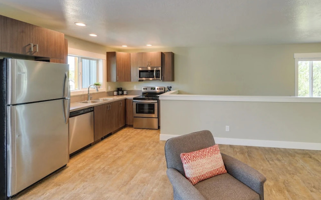 Modern Apt - 7 Mi to St. Anthony Sand Dunes!
