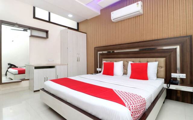OYO 28122 Hotel C M Plaza